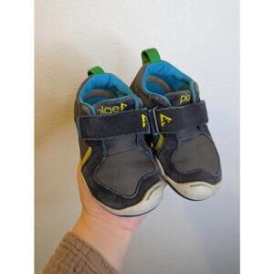 Plae size 6c sneakers